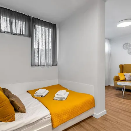 Park Mirowski Yellow Apartment *