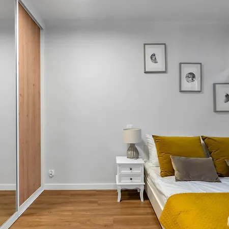 Apartment Park Mirowski Yellow