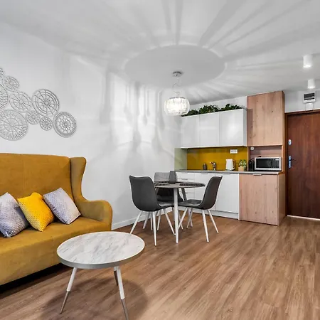 Park Mirowski Yellow Apartment Warsaw
