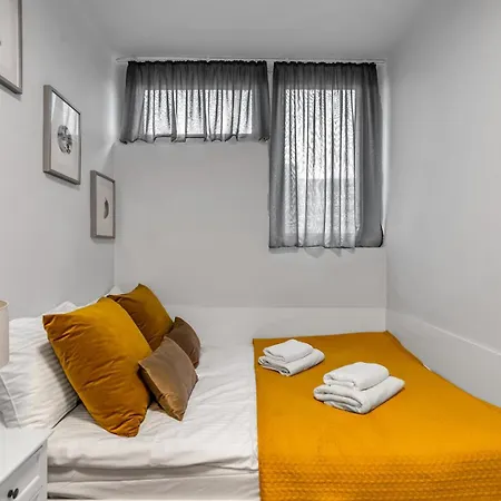 Park Mirowski Yellow By Bookinghost ורשה