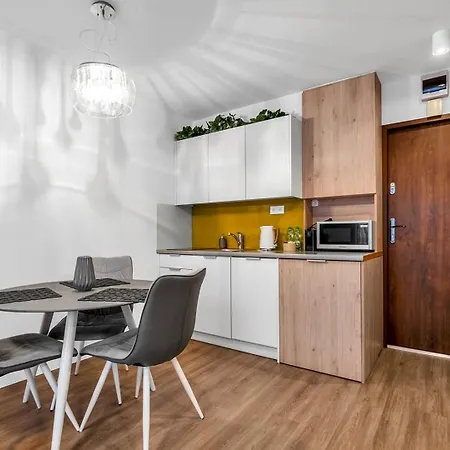 Park Mirowski Yellow Apartment *