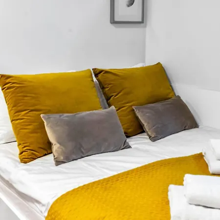 Park Mirowski Yellow By Bookinghost