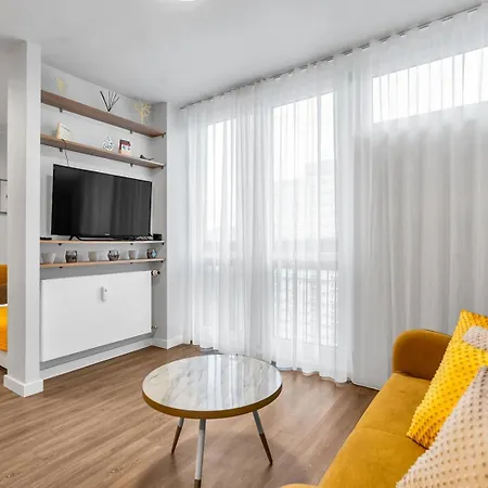 Apartment Park Mirowski Yellow Warsaw