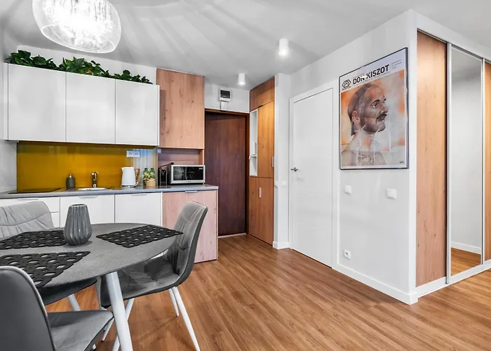 Park Mirowski Yellow By Bookinghost * وارسو