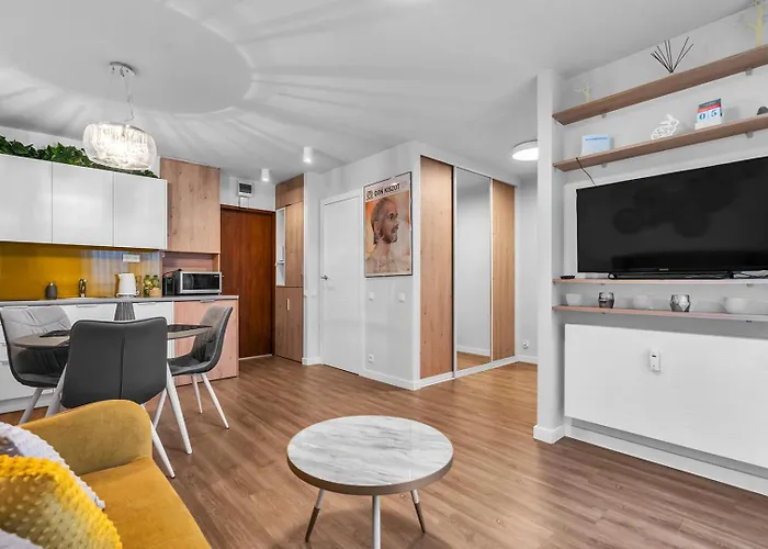 Park Mirowski Yellow By Bookinghost * وارسو