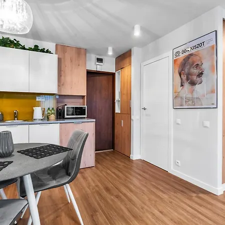 Park Mirowski Yellow By Bookinghost * Βαρσοβία