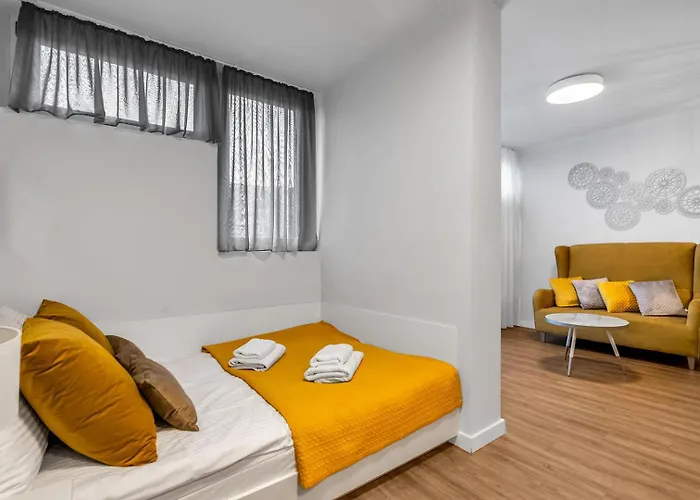 Park Mirowski Yellow By Bookinghost Apartman *