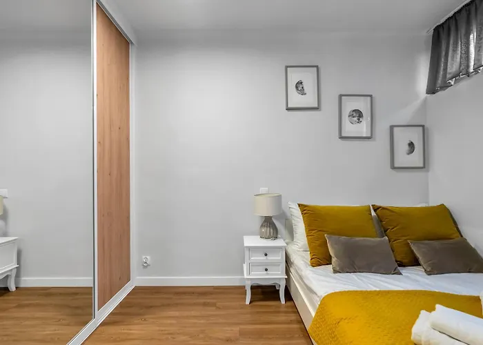 Apartman Park Mirowski Yellow By Bookinghost