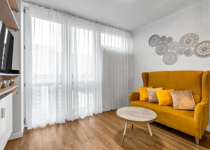 Park Mirowski Yellow By Bookinghost Apartman